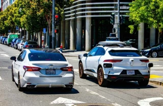 Nuevo estudio afirma que los coches autónomos Waymo son 12.5 veces más seguros que los conducidos por humanos