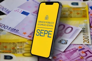 La mujer trabajó para la empresa de su marido y luego recibió diversas prestaciones por desempleo. Ahora debe devolver todo el dinero