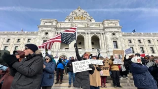 Miles de personas protestan contra las políticas de la administración Trump en ciudades de todo Estados Unidos [ENG]