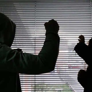 Un hombre afeita las cejas y corta el pelo a su pareja mientras duerme para denigrarla y la Justicia lo condena a dos años y cuatro meses de cárcel