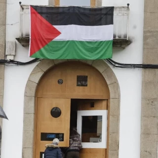 Pulso entre una vecina y el BNG por la bandera palestina en el Concello de Lugo