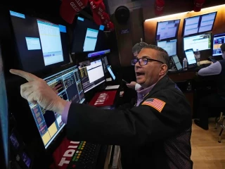 Se desploman hasta 8% las empresas argentinas, se hunden los bonos y el riesgo país vuelve a superar los 700 puntos