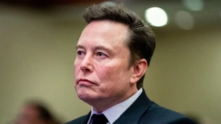 Una investigación revela que el implantador capilar de Elon Musk dispone de la máxima autorización de seguridad del Departamento de Estado [EN]