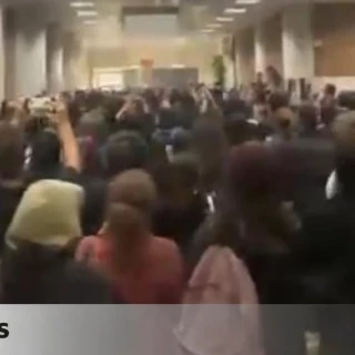 Centenares de estudiantes evitan un acto de Espinosa de los Monteros en la facultad de políticas de la Complutense