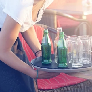 "Que me maquille y no me queje de lo que pase": una camarera de Vigo comparte las tres ofertas insultantes que acaba de recibir por WhatsApp