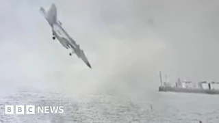 Mira el momento en que un avión de combate estadounidense se estrella en la bahía de San Diego [EN]