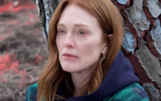 Julianne Moore está "en shock" tras descubrir que Donald Trump ha prohibido su libro infantil