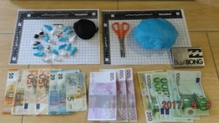 Clientes saliendo de una barbería de Rianxo con el pelo sin cortar destapan una trama de tráfico de drogas a manos del peluquero