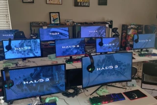 Su hijo quiere jugar a Halo con sus amigos por su cumpleaños, así que le monta una LAN Party épica