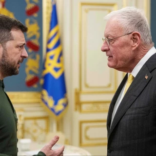 El entorno de Trump presiona a Zelenski para que "baje el tono, no protestar y mostrar agradecimiento" para malvender sus materias primas