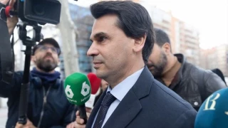 Telemadrid emite en directo el desbroce de una carretera secundaria justo cuando el novio de Ayuso llegaba a los juzgados