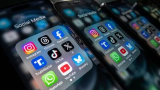 Creó una cuenta falsa en TikTok y acabó destapando el sesgo ultraderechista del algoritmo: "Las redes se saltan a la torera la normativa"