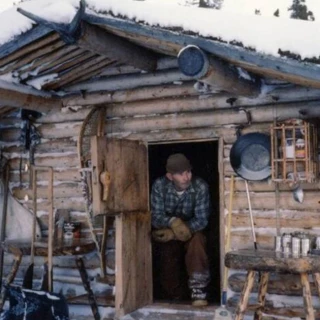La increíble historia del hombre que vivió 30 años en la naturaleza salvaje de Alaska