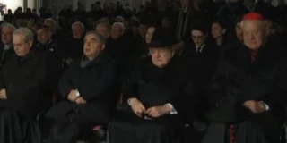 El Juego de Tronos vaticano presente en el rosario por el Papa: los cardenales más críticos con Francisco, en primera fila