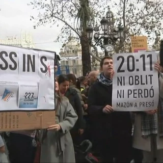 Gritos de '¡El president, a Picassent!' y pancartas de 'asesino' contra un Mazón ausente en el arranque de las Fallas