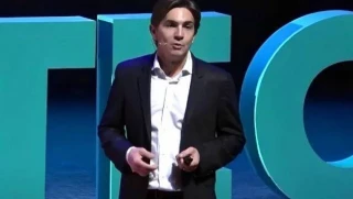 Ayuso, irritada con Feijoo por fichar al gurú creador del eslogan 'Perro Sanxe'