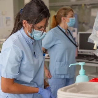 Condenada a seis años y medio de cárcel una enfermera que accedió al historial clínico de una mujer y de su hijo sin su consentimiento