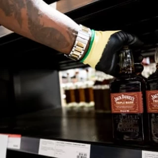 El fabricante de Jack Daniel's afirma que la retirada de los estantes de Canadá del alcohol estadounidense es "peor que un arancel" [ENG]