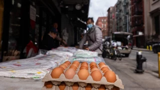 En Nueva York, los huevos ya se venden por unidad tras dispararse los precios: hay supermercados donde la docena se vende por 15 dólares