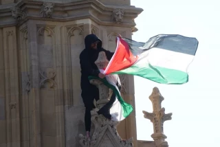 Detenido un hombre tras pasar más de 16 horas encaramado a la torre del Big Ben enarbolando una bandera palestina (incluye vídeo)
