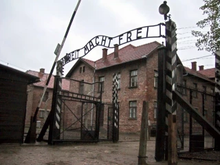 Detenido y multado estudiante israelí en Auschwitz por saludo nazi