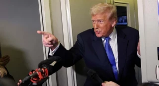 Trump anuncia nuevos aranceles a Canadá y amenaza con "destruir su industria del automóvil" si no acepta la anexión