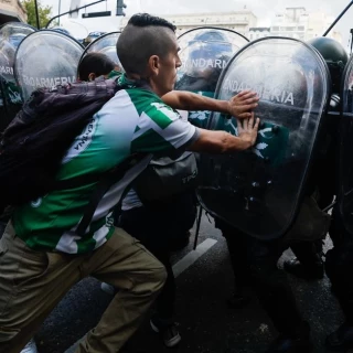 Una protesta de jubilados desata la mayor represión del Gobierno de Milei