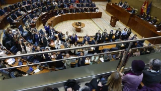 Ayuso no participa en la larga ovación de la Asamblea de Madrid a las víctimas de las residencias