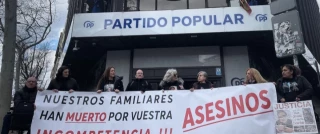 Víctimas de la DANA reclaman frente a Génova el cese de Mazón: "Mazón se hace el sordo, es un cobarde"