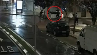 Emboscada con machetes en plena calle: un grupo de menores rodea un coche en Fuensalida para intentar matar a un joven