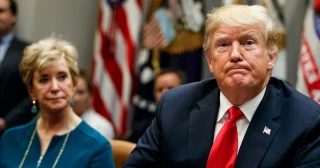 Trump firma una orden ejecutiva para eliminar el departamento de educación [ENG]