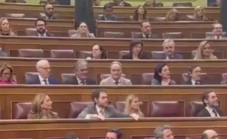 Hasta el PP se avergüenza de Sergio Sayas dando golpes en el Congreso: "Se cree que está en la grada de un estadio"