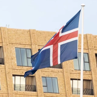 Dimite una ministra de Islandia que tuvo un hijo con un adolescente
