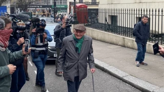 Superviviente del Holocausto aclamado a su llegada al interrogatorio policial por una protesta contra el genocidio (EN)