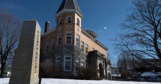 Durante más de un siglo, una biblioteca transfronteriza entre Estados Unidos y Canadá utilizó una única entrada. Ahora, Estados Unidos dice que los canadienses deben construir su propia [ENG]