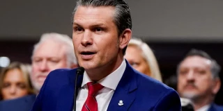 Un periodista se queda estupefacto al recibir por error planes de guerra de alto secreto enviados por el Secretario de Defensa [EN]