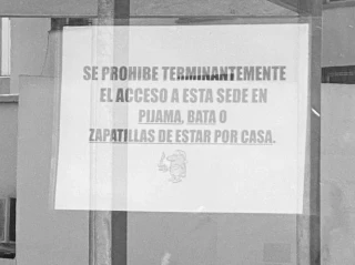 El curioso cartel de los juzgados de La Línea que se ha hecho viral: «Prohibido el acceso en pijama»