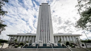 Florida debate la supresión de algunas leyes sobre trabajo infantil para cubrir puestos de trabajo vacantes por inmigrantes indocumentados (ENG)
