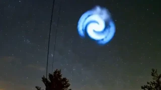 Una espiral azul formada en el cielo es vista desde España y otras partes de Europa