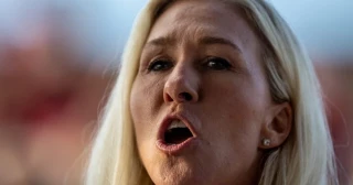 La representante republicana de EEUU, Marjorie Taylor Greene, le dice a una destacada periodista británica que se vuelva a su país [EN]