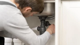 Cinco años de cárcel para un fontanero que cobró 80.000 euros a una anciana por reparar un calentador