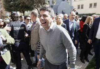 Mazón irrumpe en la Magdalena... pero suspende la visita a la gaiata ganadora por la protesta ciudadana