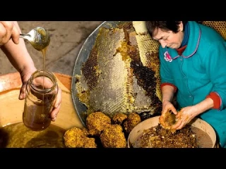 Miel pura separada a mano de la cera. Cocción a fuego lento para su extracción y cocinado de gachas