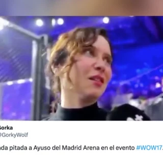 El baño de masas de Ayuso en un evento de artes marciales le sale mal: "Tremenda pitada"