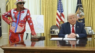 Trump firma una orden contra la reventa de entradas junto a Kid Rock vestido de patriota