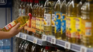 Facua denuncia que seis grandes cadenas de supermercados continúan pactando los precios del aceite de oliva