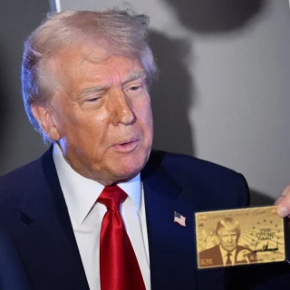 Donald Trump presenta su “Gold Card” con valor de 5 millones de dólares y su rostro grabado en ella