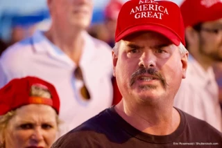 "¡Pongamos aranceles a la carne australiana!" Dice un hombre que pronto se quejará del aumento del precio de las hamburguesas (Eng)