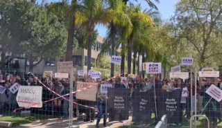 [VÍDEO] Una multitud abuchea a Mazón cuando intentaba acceder de incógnito al rectorado de la UPV (cat)