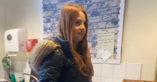 Chica, de 13 años, llora 'dejarnos en paz' mientras la pateaban en la cabeza en el tren [ENG]